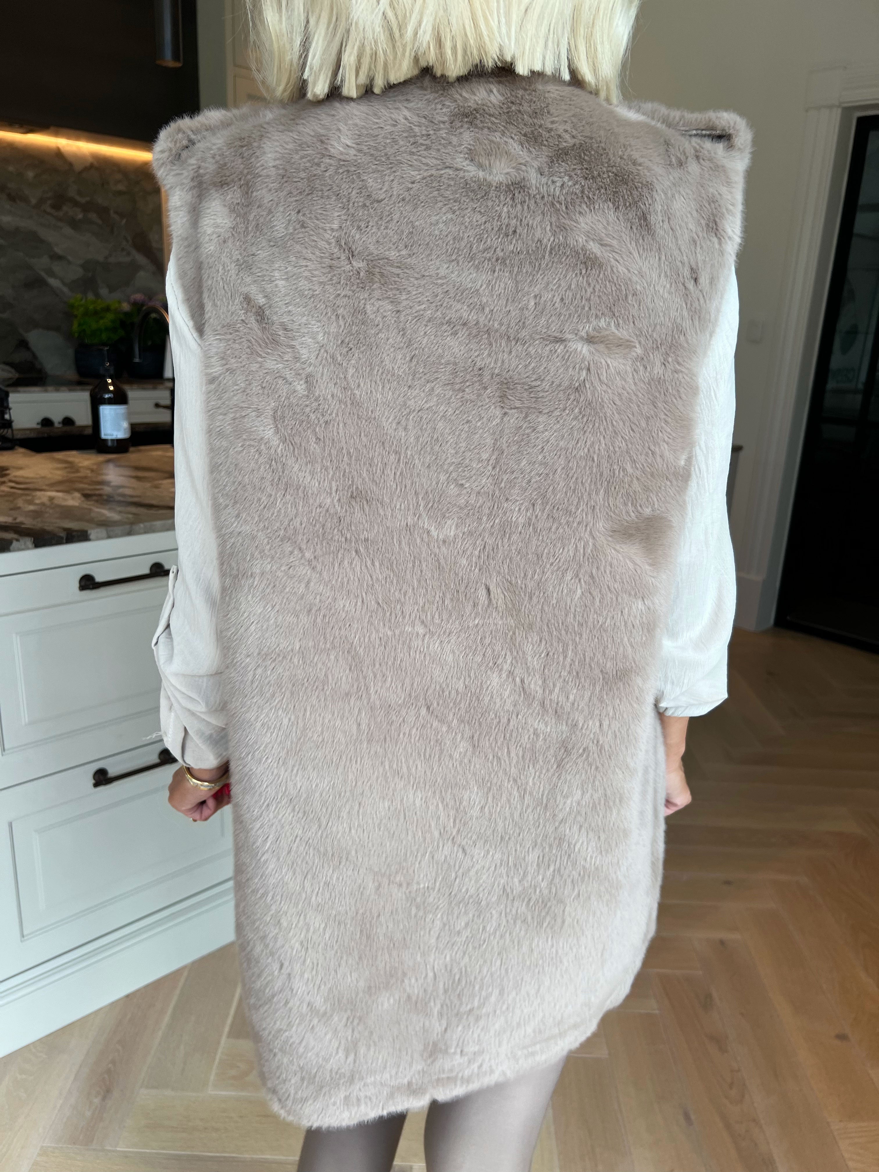 Emilija - Blød faux fur vest med elegante guldknapper
